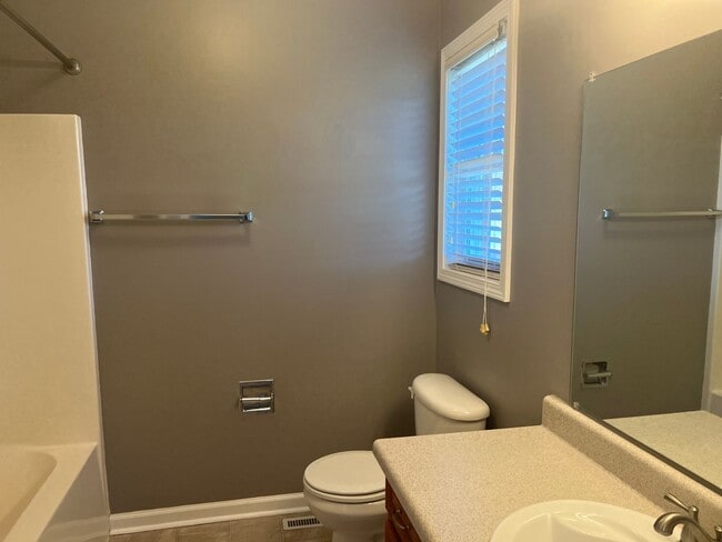 Building Photo - 3 Bedroom 3 Bathroom House with an Office.  Available Now!