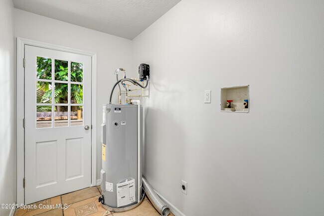 Building Photo - 1919 Poinsetta Blvd