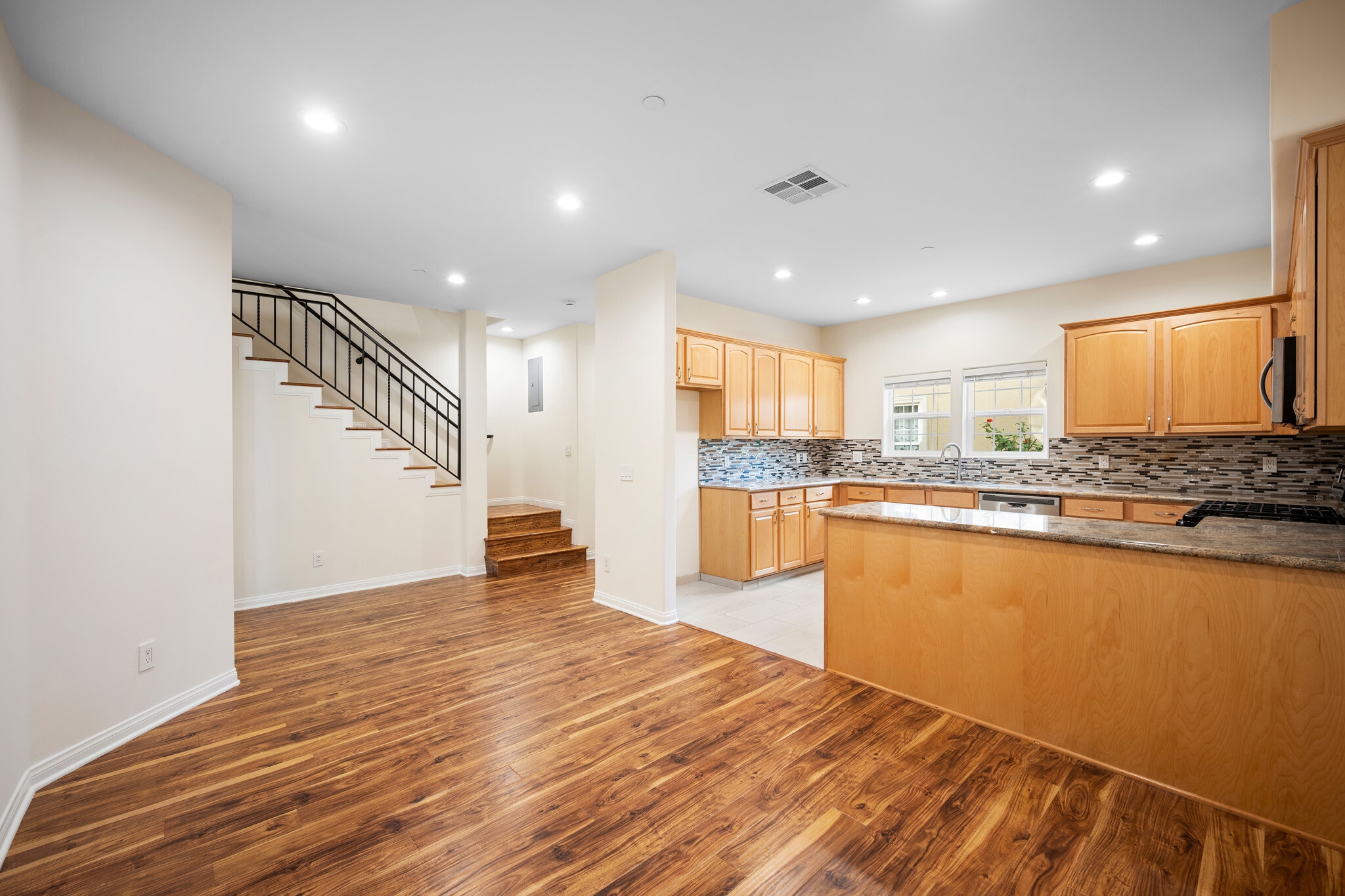 Building Photo - 415 E Dryden St