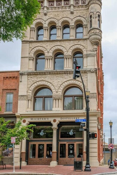Building Photo - 633 E Main St