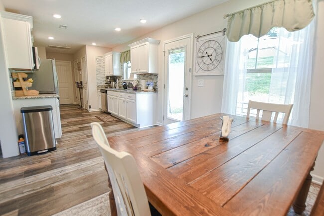 Building Photo - Pet Friendly Three Bedroom in Pleasant View!