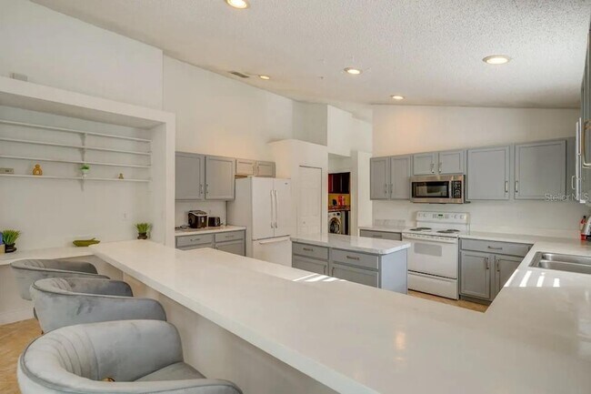 Building Photo - 739 Delancey Dr