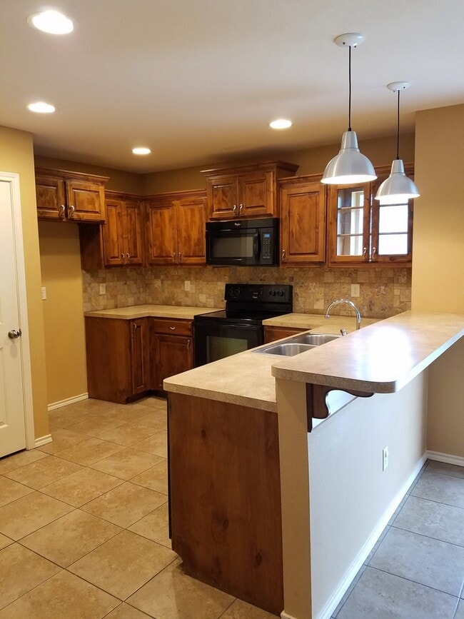 Building Photo - Lindale-Charming 2 Bedroom, 2 Bath House w/Garage!