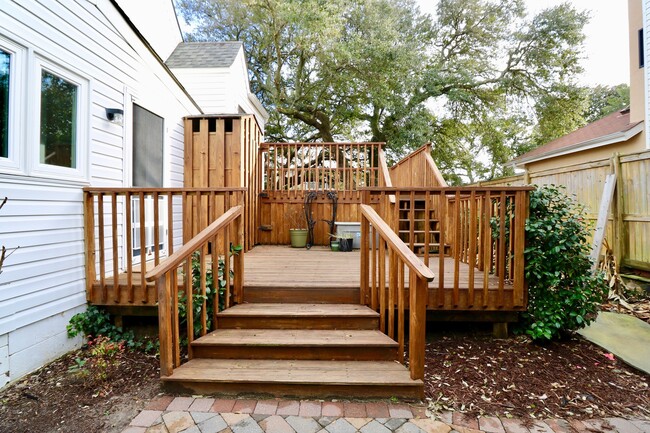 Building Photo - Quaint North End Beach Cottage