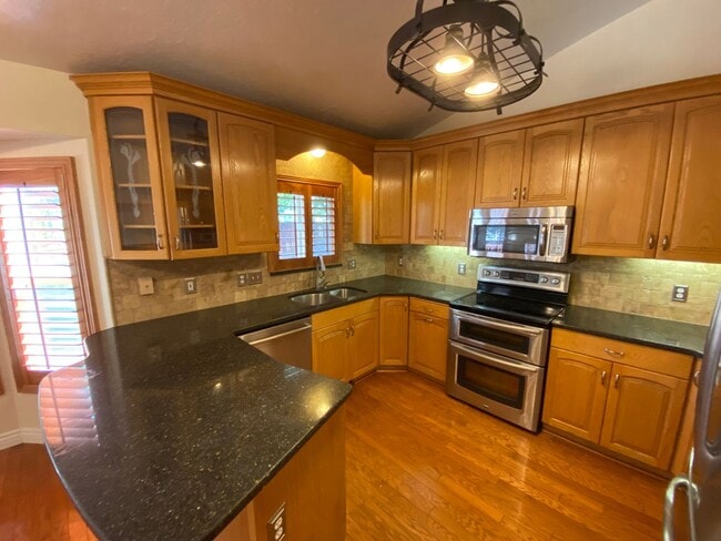 Building Photo - 4 Bed 2 1/2 Bath Home in Sandy