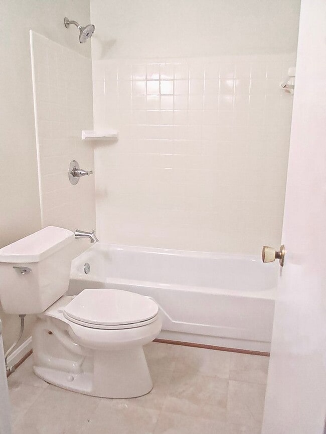 Building Photo - Classic and Charming 3 Bedrood 2.5 Bathroo...