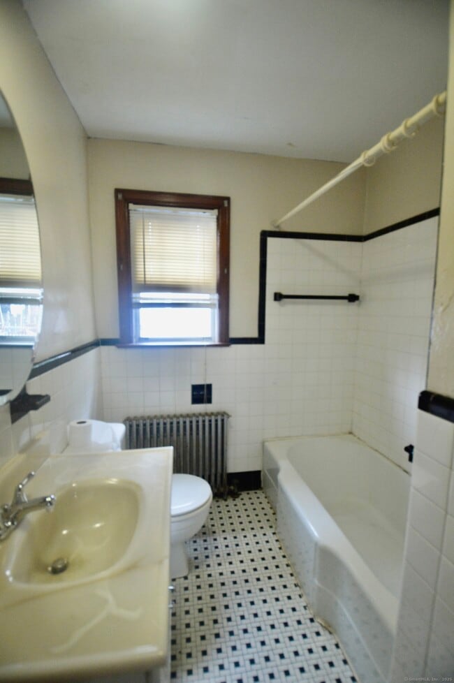 Building Photo - 105 Beardsley Park Terrace