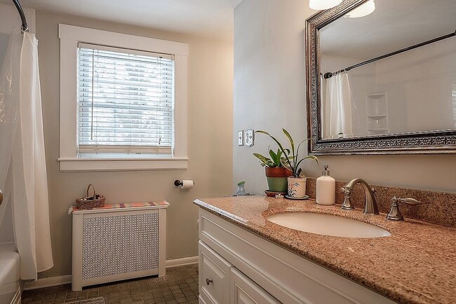 Building Photo - 62 Mt Vernon St