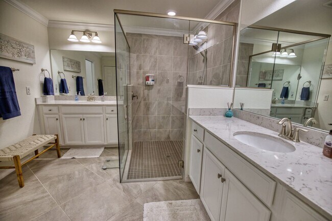 Building Photo - Seasonal Short-Term Coach Home 2-Bedrooms plus den, 2-Bath in Gran Paradiso!