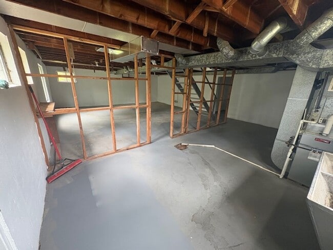 Building Photo - Amazing 4 Bedroom 1 Bathroom available in ...
