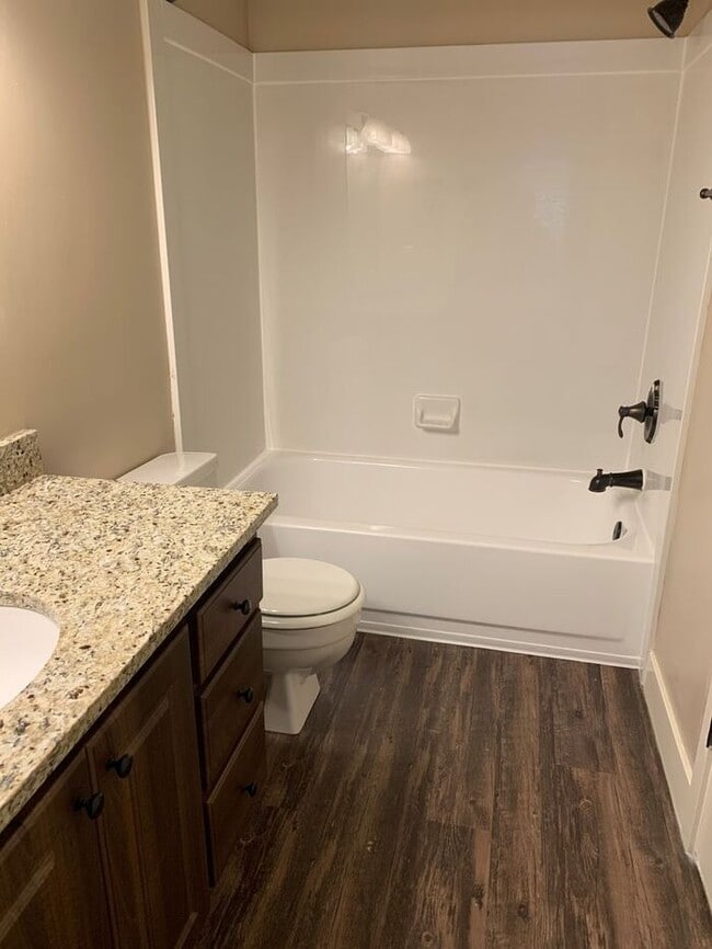 Building Photo - 2 Bed 1.5 Bath End Unit Townhome!