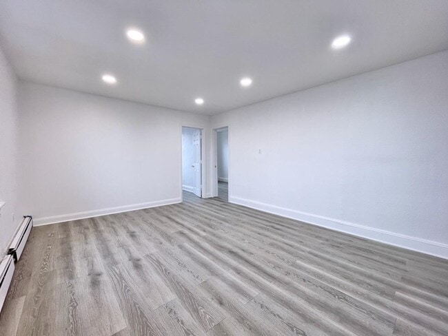 Building Photo - 389 Monmouth St