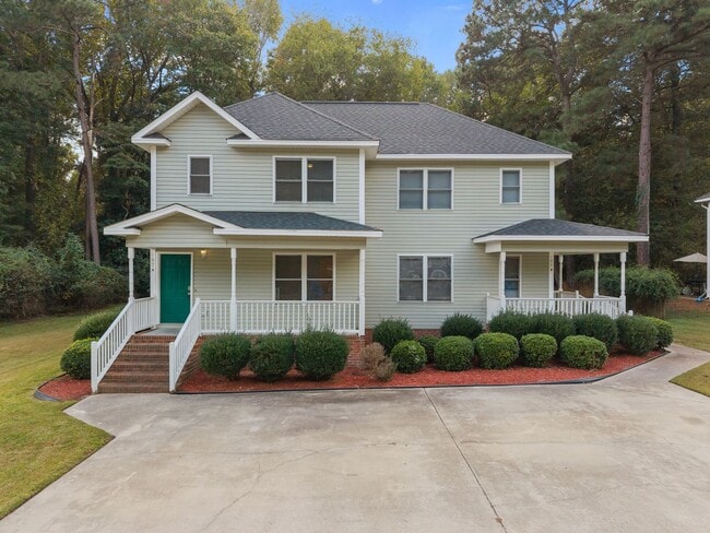 Building Photo - Newly Renovated Townhome!