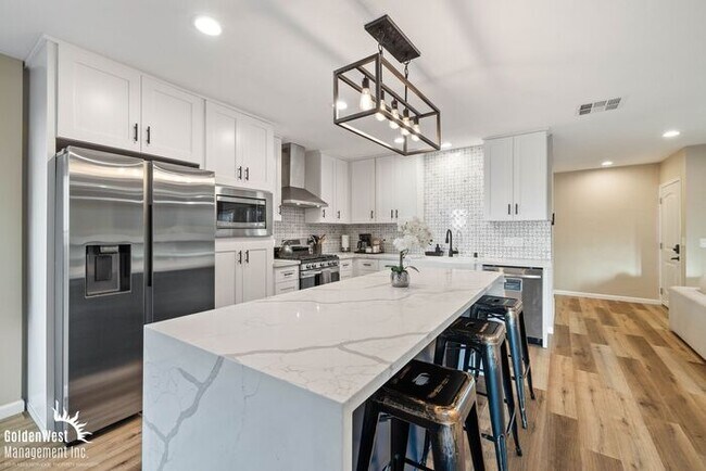 Building Photo - Charming 3Bdm 3Ba Unfurnished Home with Pa...