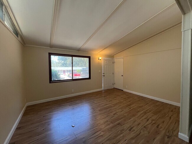 Building Photo - 1557 Coombs Dr