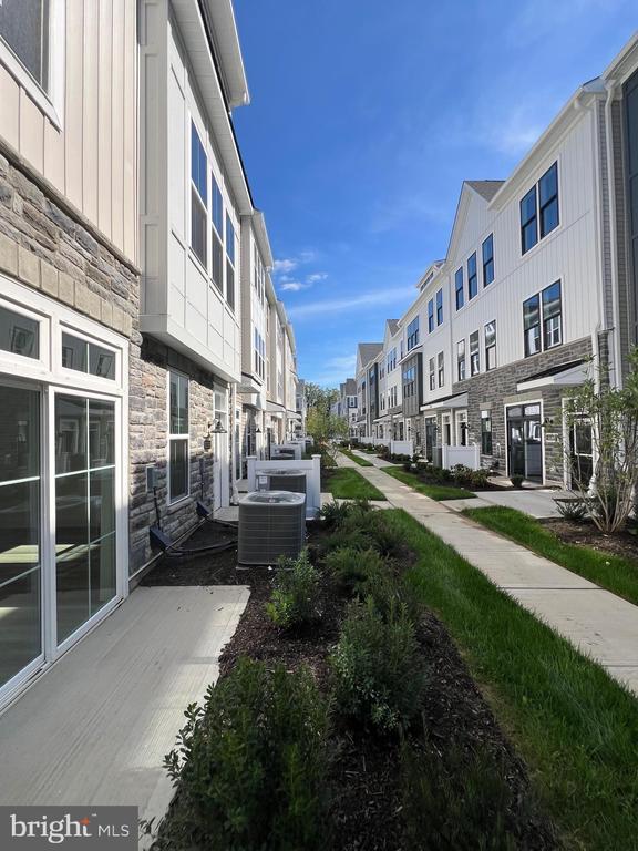 Building Photo - 8106 Donatello Dr