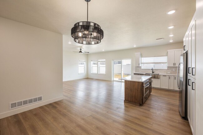 Building Photo - TWIN HOME FOR RENT IN SUGAR CITY - 3 BEDROOMS 2 FULL BATHROOMS