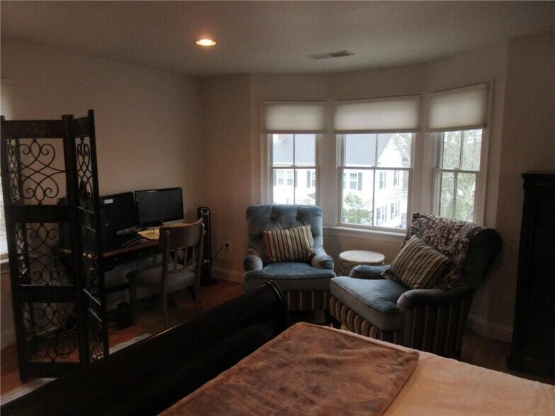 Building Photo - 270 Waterman St