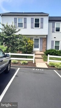 Building Photo - 700 Allenview Dr