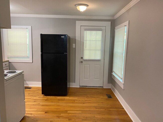 Building Photo - Great location 2 bedroom 1 bath home near APSU and Downtown!