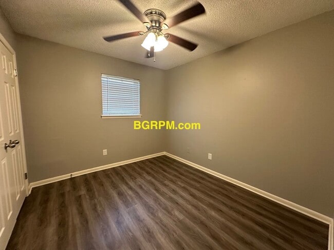 Building Photo - 3 BD, 1 1/2 BA, Home in Jacksonville