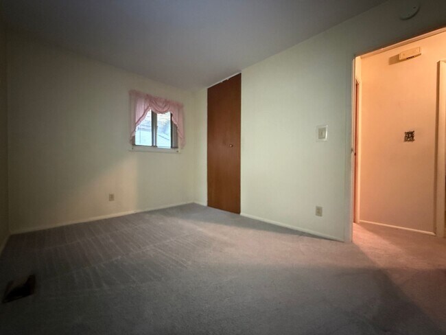 Building Photo - 5008 Valley Ln