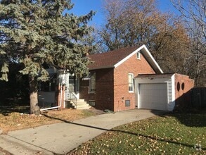 Building Photo - Cute 2 bedroom house $995