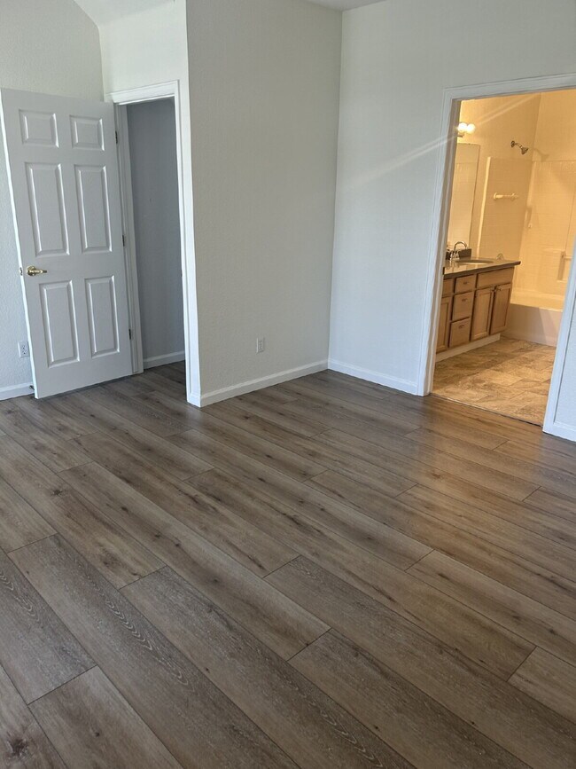 Building Photo - "Chic & Spacious 2-Bed, 2-Bath Condo with ...