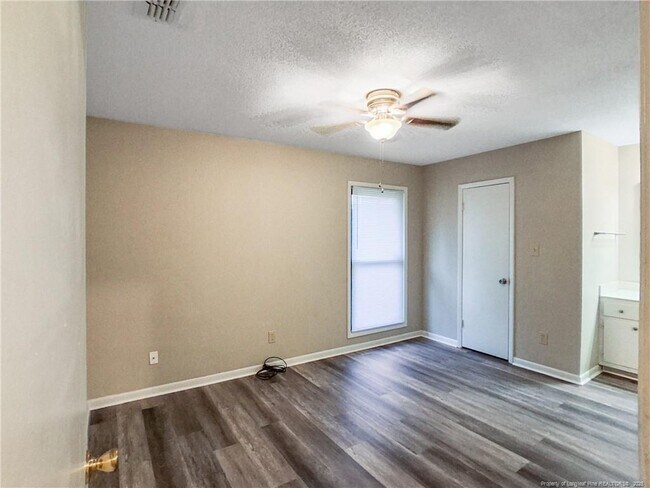 Building Photo - 6594 Honeysuckle Dr