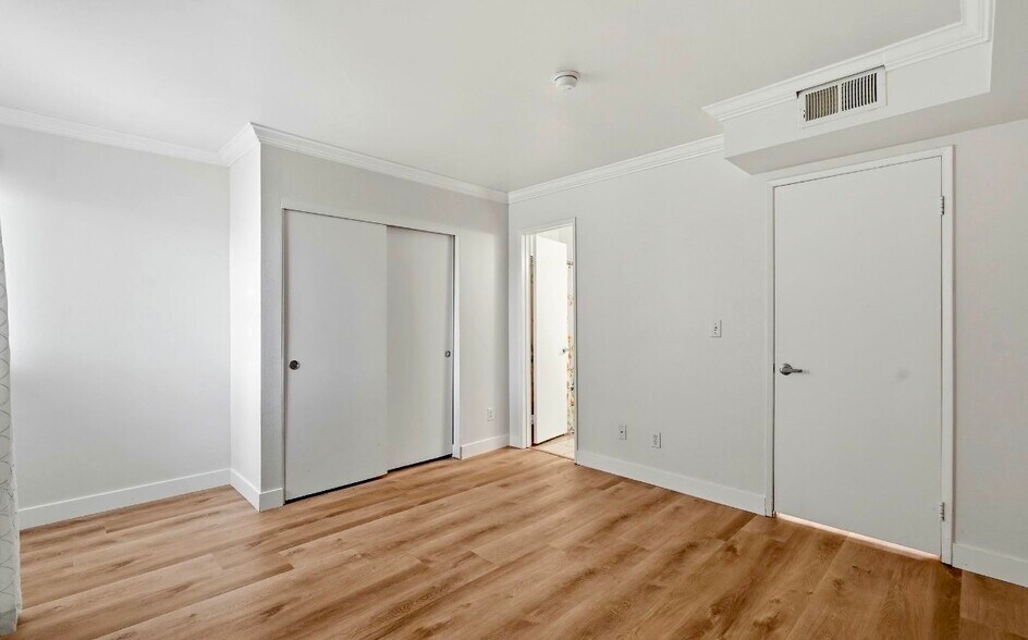 Building Photo - 5325 Newcastle Ave