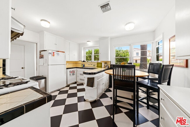 Building Photo - 475 21st St