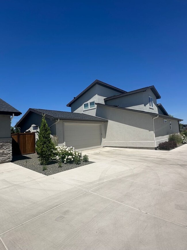 Building Photo - 6 months lease//Riverstone: Gated Community, Pond Access in BackYard, Patio Home, with all of the...