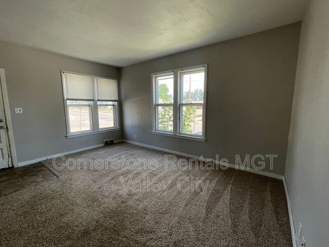 Building Photo - 458 3rd St NE