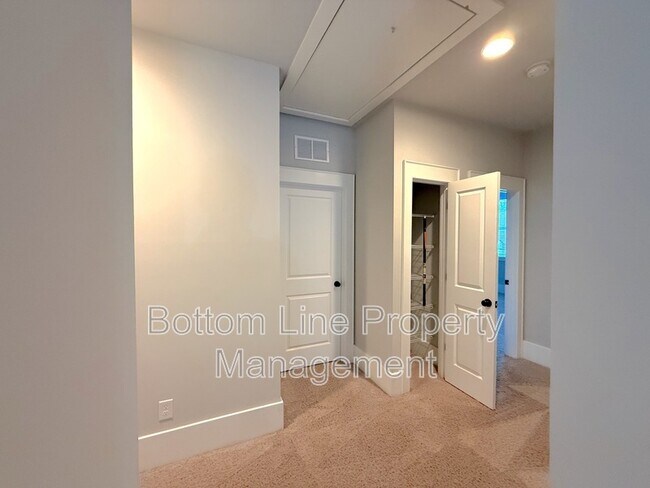 Building Photo - 5218 Kelly St