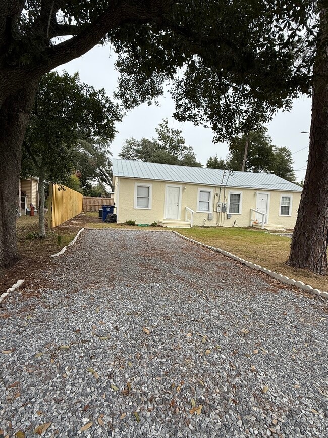 Building Photo - 1602 Drake Ave