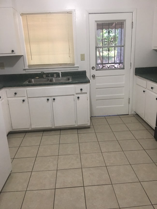 Building Photo - 2930 Carriage Ln