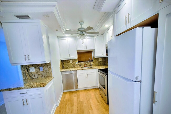 Building Photo - 9411 N Hollybrook Lake Dr