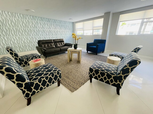 Building Photo - 1237 Hillsboro Mile