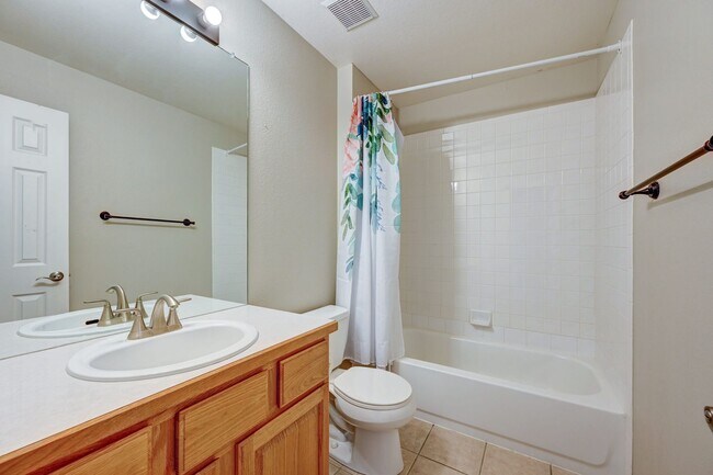 Building Photo - 4 bedroom, 5 bath hime with 3 car garage