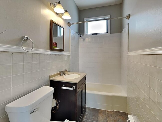 Building Photo - 52 22nd Ave NE