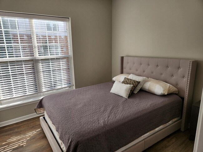 Building Photo - 3 Bedroom 2 Bathroom Condo in Belle Vista Gated Community