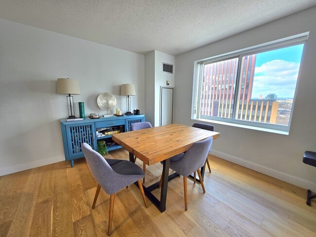 Building Photo - 8-12 Museum Way