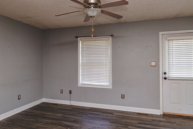 Building Photo - New Listing!