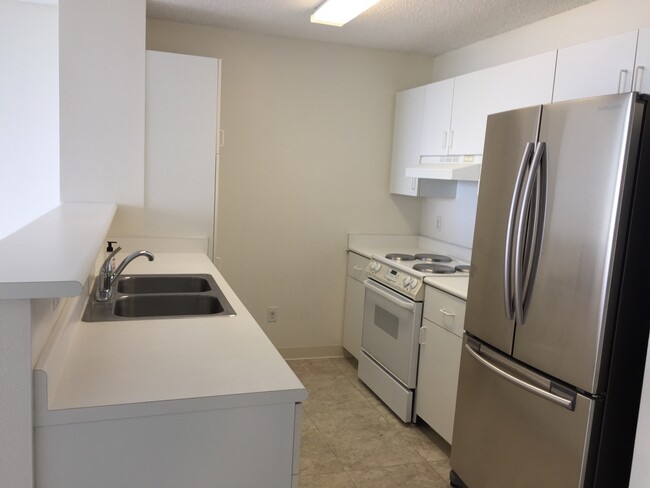 Primary Photo - Great Kakaako Location, Amazing Views!