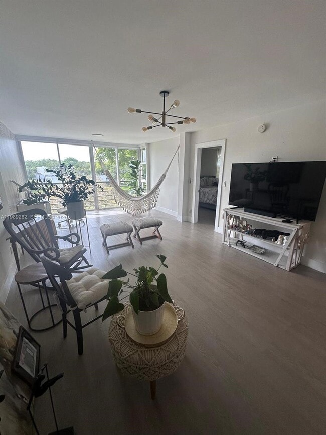 Building Photo - 1811 Sabal Palm Dr