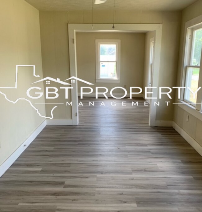 Building Photo - Single Family Home, Newly Renovated!