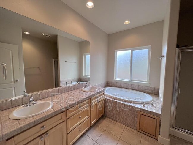 Building Photo - 835 Nutcracker Dr