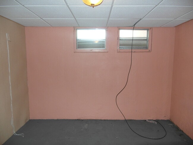 Building Photo - 3 Bedroom, 1.5 Bathroom Quadra-Plex