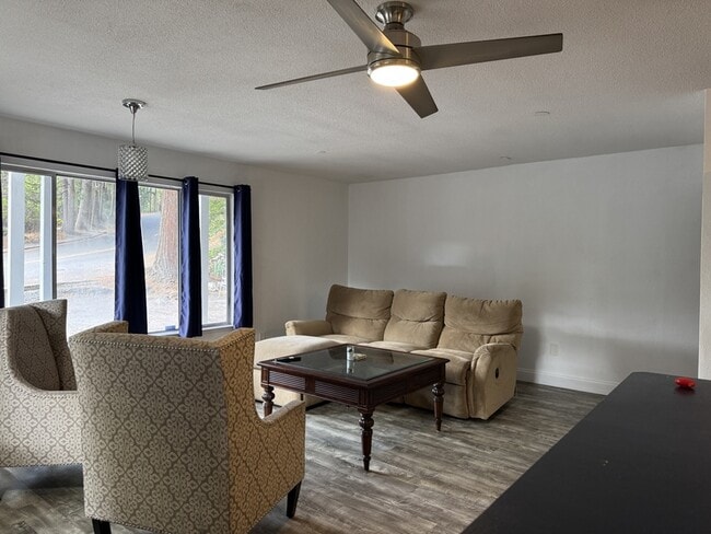 Building Photo - 526 Mill St