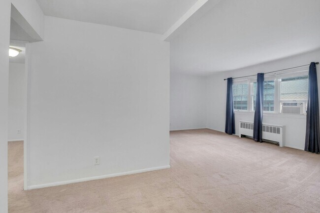 Building Photo - 580 Bedford Rd